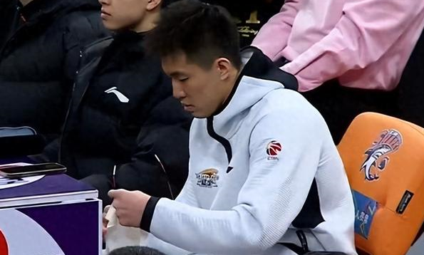 9体育-冰球公开赛焦点战：西城麒麟队翻盘闽南旋风队，外线火力全开。边路成突破口的简单介绍