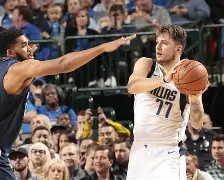 关键时刻突围战来临；达拉斯独行侠围绕NBA常规赛再遭质疑；气氛紧张；年轻球员得到机会的简单介绍